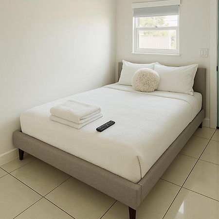 Modern Home - Termpurpedic Queen Bed, Laundry, Free Parkging, Ev Tesla Холивуд Екстериор снимка